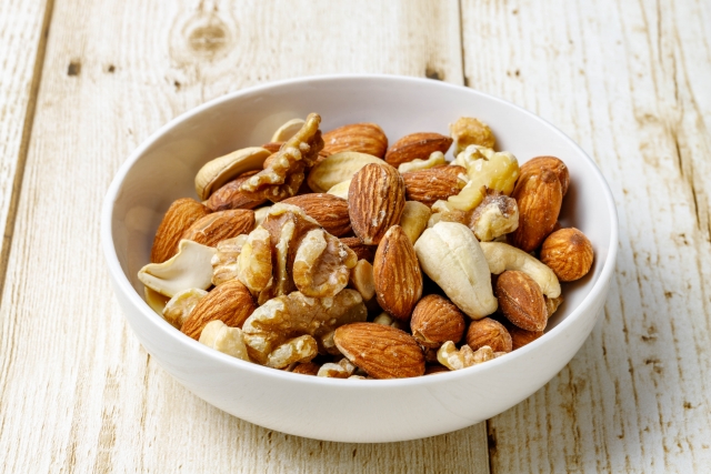 愛犬がナッツを食べたけど大丈夫?食べてしまった際の症状と対処法