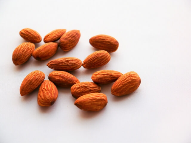 アーモンドを犬が誤食したけど大丈夫?食べた際の症状・対処法と致死量