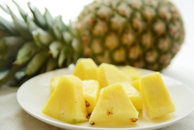 パイナップルは「みじん切り」！愛犬への正しい与え方とトッピング活用のメリット