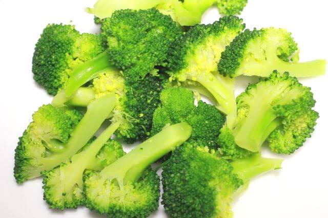 犬にブロッコリーを与えるときは茹でて刻む！一日の目安量と正しい与え方